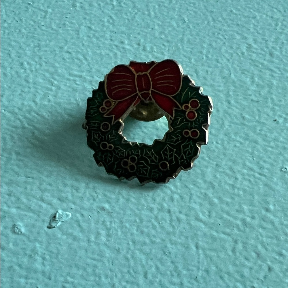🇺🇸$3🇺🇸 Vintage Christmas Wreath Enamel Pin with Red Bow 1 inch
